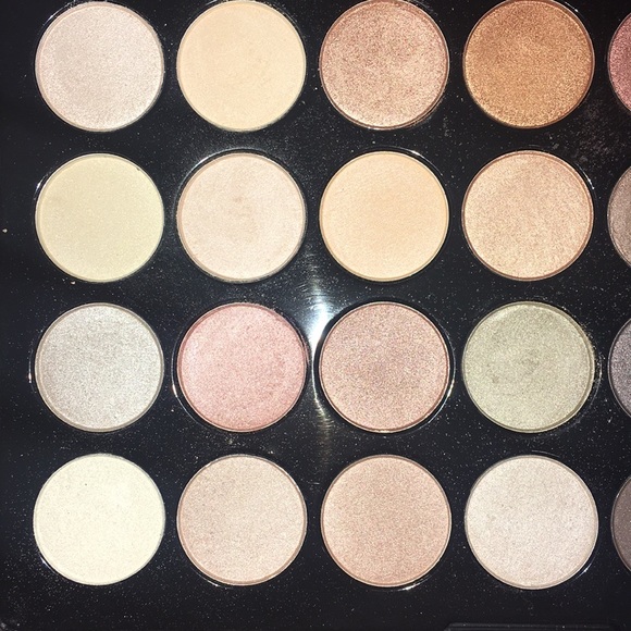 Essential eyes 28 color eyeshadow palette - Picture 3 of 5
